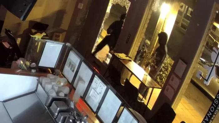 Nhóm nghi phạm đập vỡ cửa kính, đột nhập một cơ sở kinh doanh tại Pleasanton, bang California, rạng sáng 10/9. Ảnh: KPIX-TV