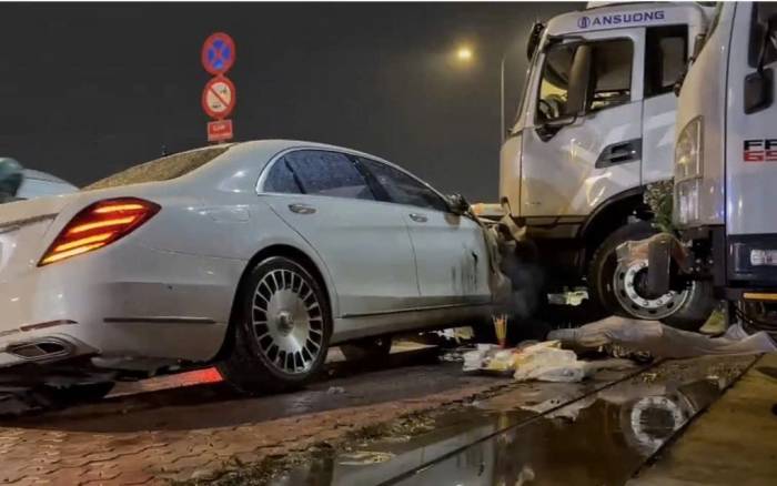 Ôtô tông loạt xe máy trên quãng đường 20 m sau đó đâm vào ôtô đổ trước cửa hàng. Ảnh: Mạnh Hà