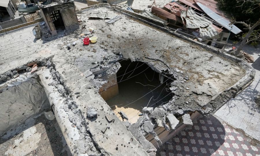 Lỗ hổng trên mái ngôi nhà được dùng làm nơi tổ chức đám cưới ở Kuhestak, Iran hôm 4/9. Ảnh: AP