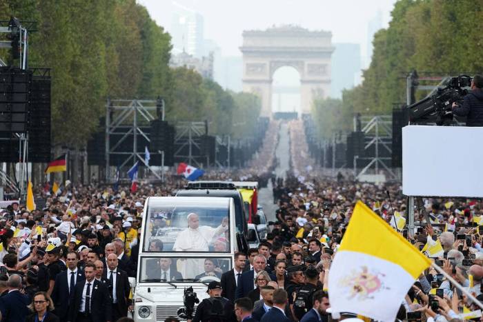 Đoàn xe chở Giáo hoàng Leo XIV đi qua đại lộ Champs-Elysees tại Paris, Pháp ngày 26/9. Ảnh: AP