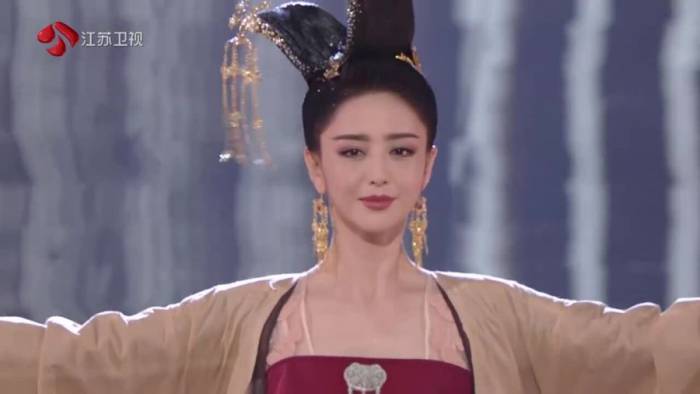 Đồng Lệ Á múa cổ trang