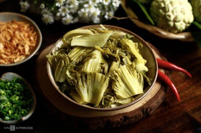 Việc trữ lâu đồ muối chua trong tủ lạnh dễ dẫn đến ung thư. Ảnh: Bùi Thủy