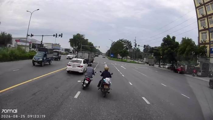 Người phụ nữ lái xe máy kiểu 'mặc kệ tất cả'