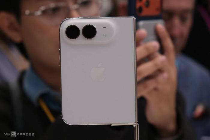 Camera sau của iPhone Duo. Ảnh: The Verge