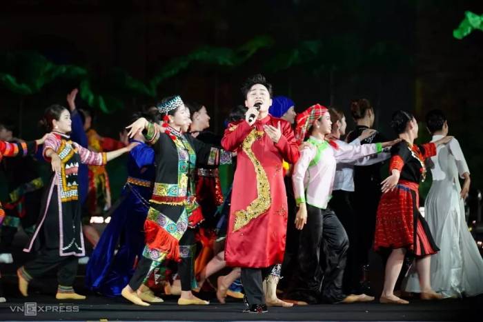 Tùng Dương biểu diễn tại khai mạc Lễ hội Văn hóa Thế giới tại Hà Nội lần một, năm 2025. Ảnh: Hoàng Giang