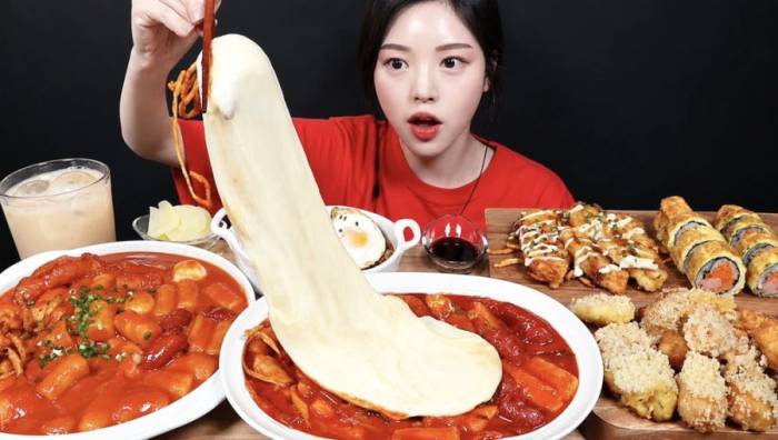 Boki, một YouTuber trẻ người Hàn Quốc, phát sóng buổi ăn một lượng thức ăn khổng lồ năm 2024. Ảnh: Boki