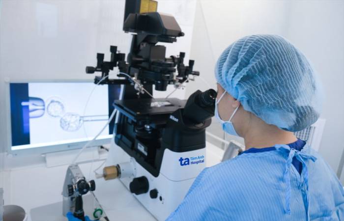 Chuyên viên phôi học thực hiện kỹ thuật sinh thiết phôi tiền làm tổ. Ảnh minh họa: IVF Tâm Anh