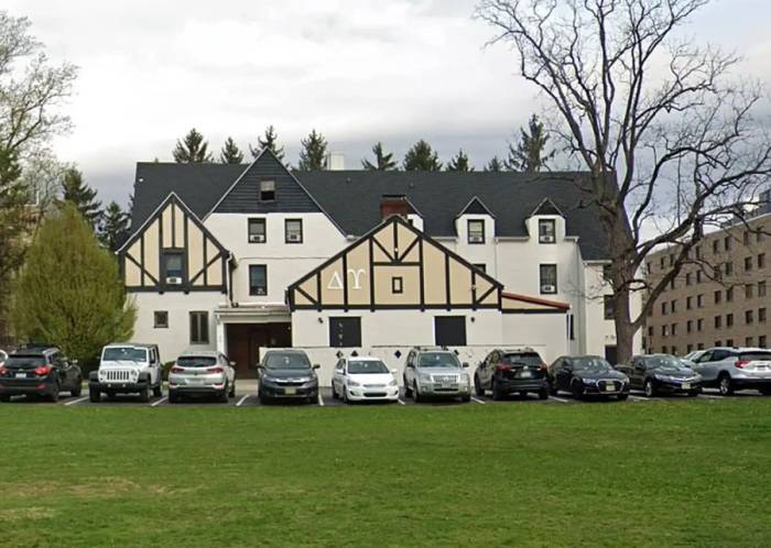 Nhà hội nam sinh Delta Upsilon tại Penn State. Ảnh: GGM
