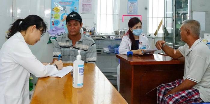 Bác sĩ khám sức khỏe miễn phí cho người dân xã đảo Thạnh An. Ảnh: Bệnh viện Từ Dũ cung cấp