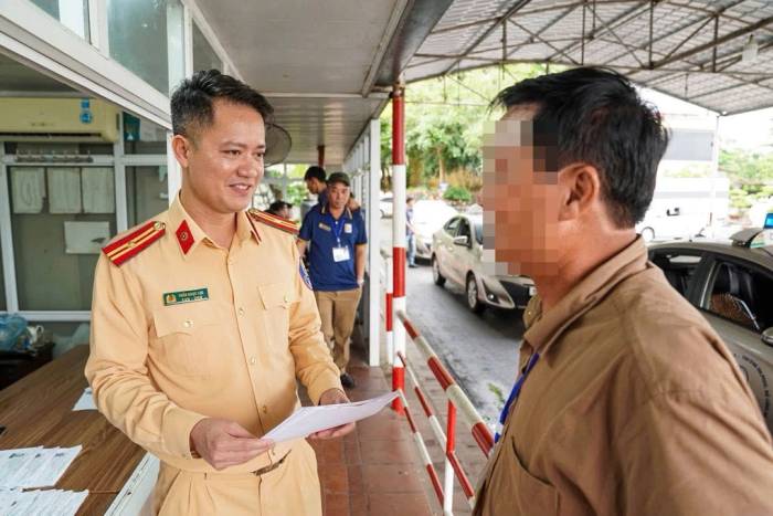 Một thí sinh lớn tuổi thi sát hạch lái xe. Ảnh: Cục CSGT