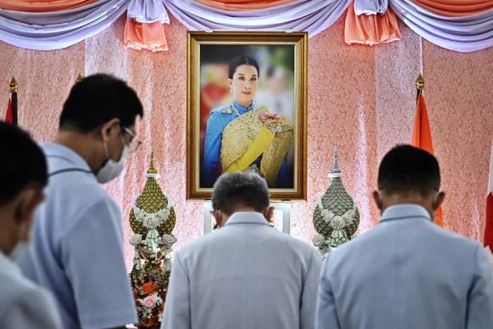Người dân Thái Lan cầu nguyện cho công chúa Bajrakitiyabha tại Bệnh viện Chulalongkorn ngày 16/12/2022 khi bà vừa hôn mê. Ảnh: AFP