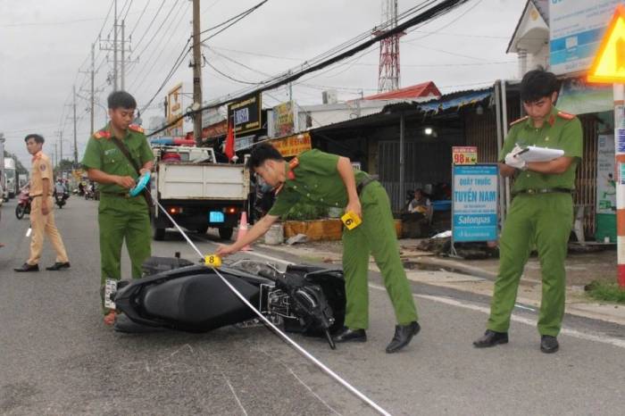 Hiện trường vụ tông xe khiến CSGT và người điều khiển bị thương nặng. Ảnh: Như Huỳnh