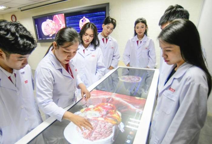 Sinh viên ngành Y khoa Học viện Quốc tế Hồng Bàng. Ảnh: HIU