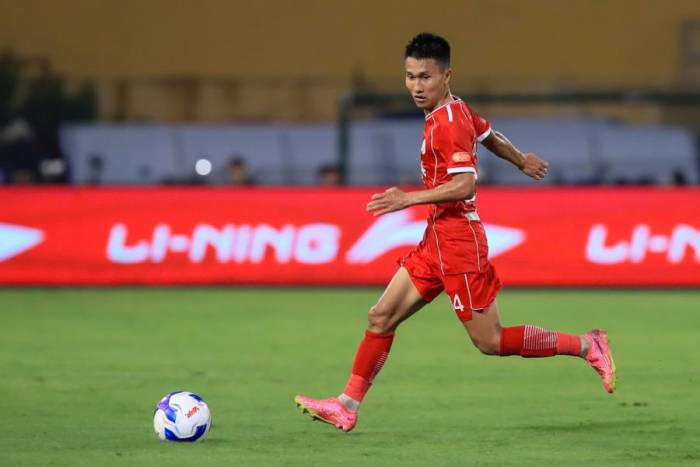 Tiền vệ Doãn Ngọc Tân của Thể Công thi đấu trong trận thua Công an Hà Nội 0-1 ở vòng 2 V-League 2026-2027, trên sân Hàng Đẫy, Hà Nội ngày 10/9/2026. Ảnh: Hoàng Huynh
