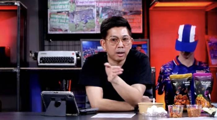 Chuyên gia Jay Worapath bình luận trên kênh Thairath trong trận Thái Lan thắng Việt Nam 2-0 ở FIFA ASEAN Cup 2026 tối 29/9/2026. Ảnh: chụp màn hình