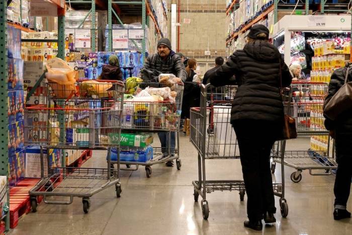 Người mua sắm tại một cửa hàng Costco ở New York, Mỹ, ngày 16/1. Ảnh: Reuters