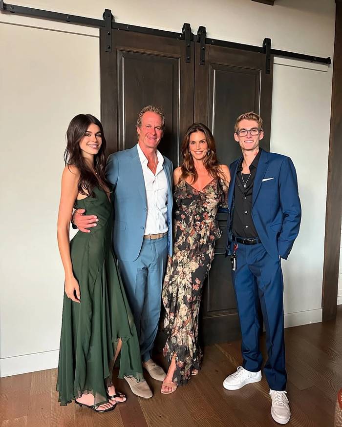 Nhà Gerber tham dự một tiệc cưới vào năm 2024. Presley đứng ngoài cùng bên phải. Ảnh: Instagram Presley Gerber