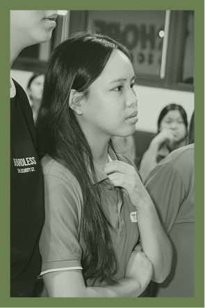 Bé gái nhìn suy tư