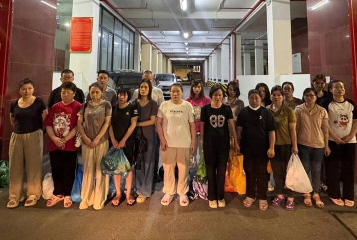 Nhóm người ở phòng khám Phượng Đỏ. Ảnh: CACC