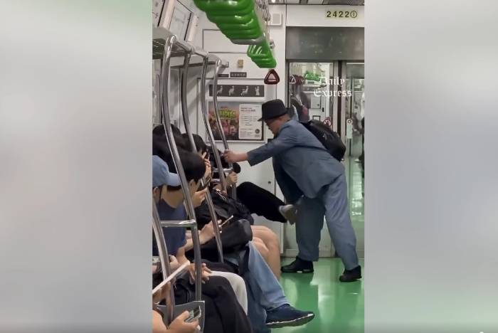 Người đàn ông lớn tuổi và cô gái trẻ trên tàu điện ngầm Seoul (Hàn Quốc) hôm 14/9. Ảnh: DailyExpress/X