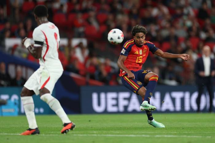 Lamine Yamal (áo đỏ) dứt điểm trong trận Tây Ban Nha thắng Anh 3-2 ở vòng bảng Nations League hôm 26/9, tại Wembley, London, Anh. Ảnh: AP