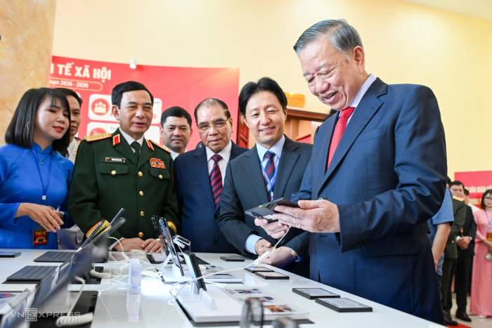 Tổng Bí thư Chủ tịch nước Tô Lâm và đại biểu tham quan triển lãm, trải nghiệm sản phẩm công nghệ tại lễ công bố thành lập thành phố Bắc Ninh, sáng 19/9. Ảnh: Giang Huy