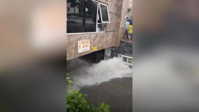 Nhiều tuyến phố tại Vinh ngập sau mưa lớn