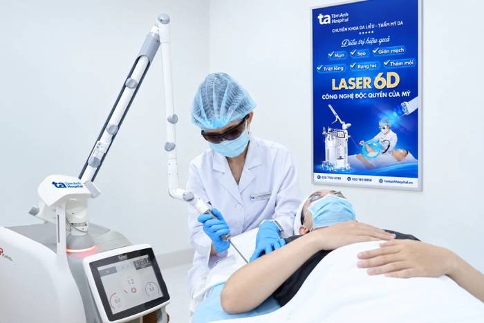 Bác sĩ sử dụng laser pico xóa xăm cho anh Nam. Ảnh: Bệnh viện Đa khoa Tâm Anh