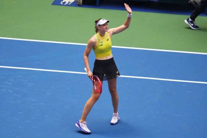 Rybakina mừng chiến thắng trước Zheng Qinwen ở tứ kết Mỹ Mở rộng, tại sân Arthur Ashe, Trung tâm Quần vợt Quốc gia Billie Jean King, Flushing Meadows, New York, Mỹ ngày 9/9/2026. Ảnh: AP