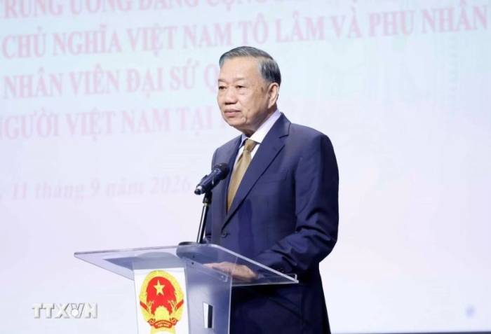 Tổng Bí thư, Chủ tịch nước cùng phu nhân đã gặp gỡ cán bộ, nhân viên Đại sứ quán và đại diện cộng đồng người Việt Nam tại Pháp.
