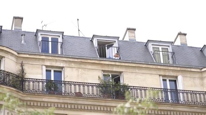 Những căn phòng áp mái siêu nhỏ tại Paris có thể biến mất khi nhiệt độ tăng cao. Ảnh: CNN
