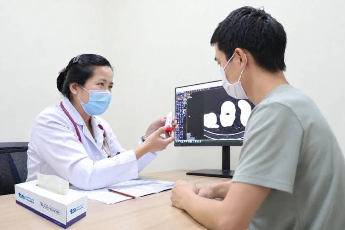 Bác sĩ Thy hướng dẫn người bệnh sử dụng các loại thuốc xịt cho bệnh phổi tắc nghẽn mạn tính. Ảnh: Bệnh viện Đa khoa Tâm Anh