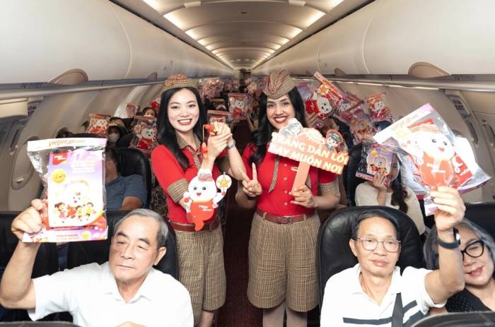 Vietjet tặng quà Trung thu cho tất cả hành khách trên chuyến bay. Ảnh: Vietjet