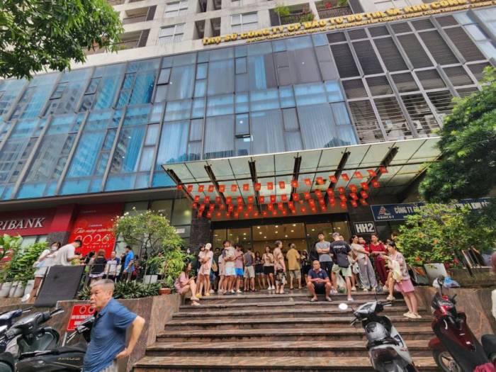 Cư dân di chuyển xuống sảnh sau khi có chuông báo cháy. Ảnh: Hoàng Phong