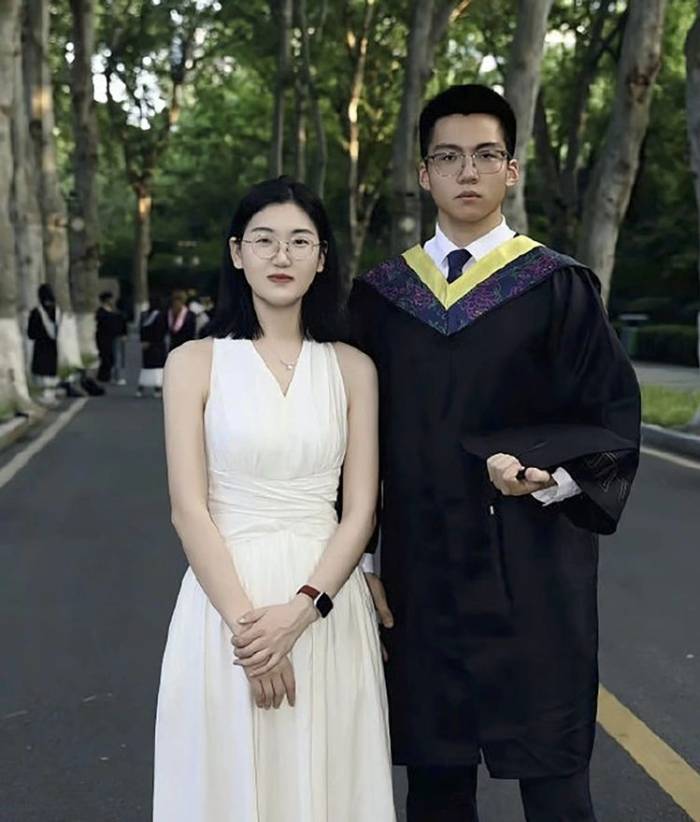 Bức ảnh chụp Lý cùng người bạn trong lễ tốt nghiệp đang được lan truyền mạnh mẽ trên mạng xã hội Trung Quốc. Ảnh: Sina