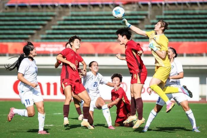 Trung Quốc (áo đỏ) hòa Uzbekistan 1-1 ở lượt hai bảng G bóng đá nữ ASIAD 2026, trên sân Gifu Nagaragawa, Nhật Bản ngày 17/9/2026. Ảnh: Tân Hoa Xã