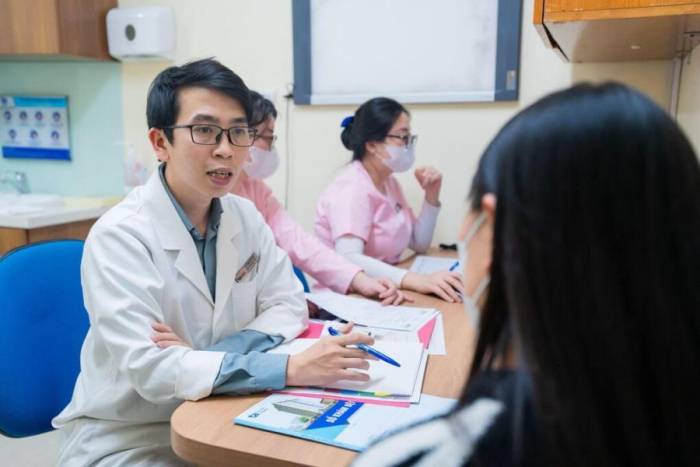 Bác sĩ Bắc đang tư vấn cho một phụ nữ. Ảnh: Minh Trang