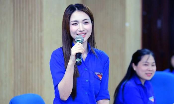 Ca sĩ Hòa Minzy phát biểu sau khi được hiệp thương tham gia Ủy ban Trung ương Hội Liên hiệp thanh niên Việt Nam khóa 9. Ảnh: Hoàng Phong