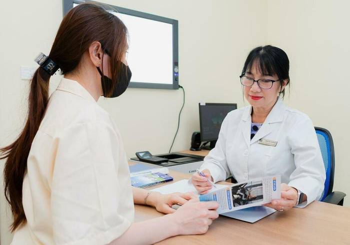 Bác sĩ Đào Thị Yến Thủy tư vấn dinh dưỡng cho người bệnh. Ảnh: Bệnh viện Đa khoa Tâm Anh
