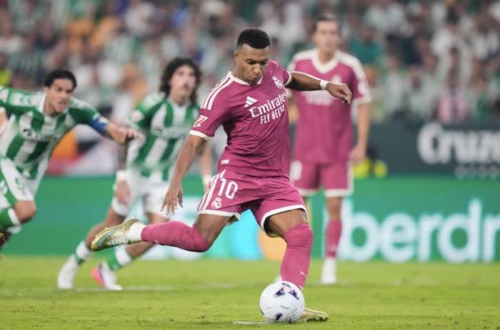 Kylian Mbappe đá hỏng phạt đền ở phút bù thứ năm. Ảnh: AP