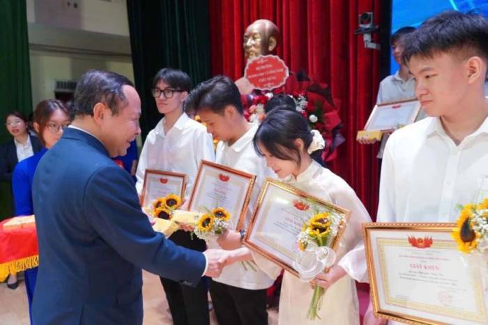 Bộ trưởng Vũ Hải Quân trao quà cho sinh viên giỏi. Ảnh: Fanpage Bộ Khoa học và Công nghệ