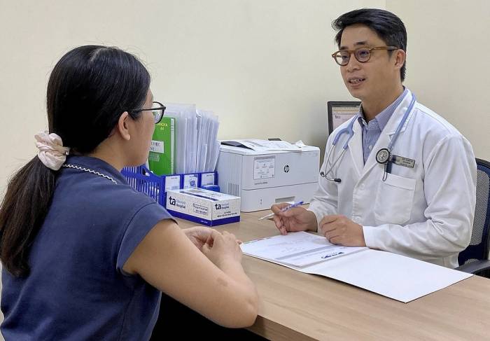 Bác sĩ Linh khám cho người bệnh. Ảnh: Bệnh viện Đa khoa Tâm Anh