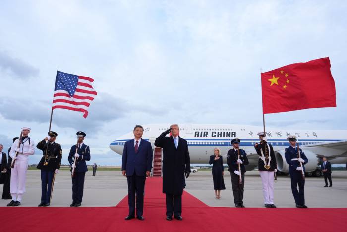Tổng thống Donald Trump đón Chủ tịch Trung Quốc Tập Cận Bình tại căn cứ liên hợp Andrews ngày 23/9. Ảnh: AP