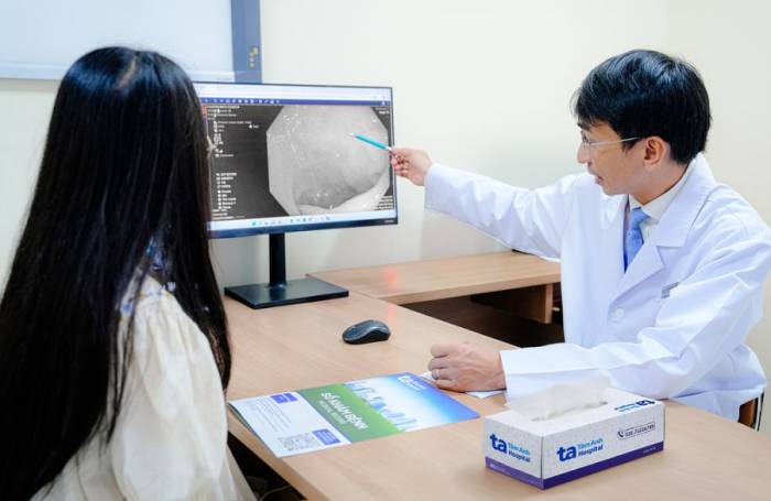 Bác sĩ Trung đang tư vấn sức khỏe đường tiêu hóa, dạ dày cho người bệnh. Ảnh: Bệnh viện Đa khoa Tâm Anh