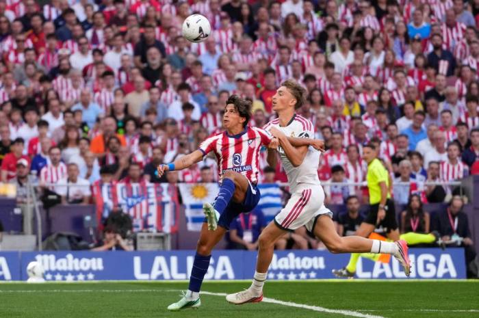 Dean Huijsen (phải) phạm lỗi với Giuliano Simeone trong tình huống dẫn tới penalty ở trận Atletico Madrid – Real Madrid trên sân Metropolitano, Madrid, Tây Ban Nha ngày 20/9/2026. Ảnh: AP