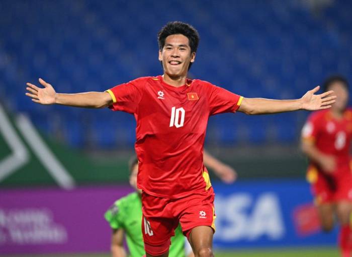 Tiền vệ Việt Nam Lê Văn Thuận (10) thi đấu trong trận thắng Kyrgyzstan 2-1 ở lượt hai bảng A VCK U23 châu Á 2026, trên sân King Abdullah ở Jeddah, Arab Saudi ngày 9/1/2026. Ảnh: AFC