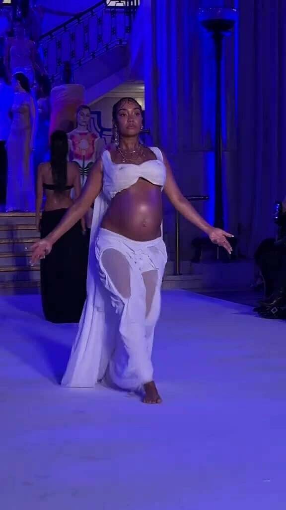 Màn mô phỏng phun sữa trên sàn catwalk gây tranh cãi