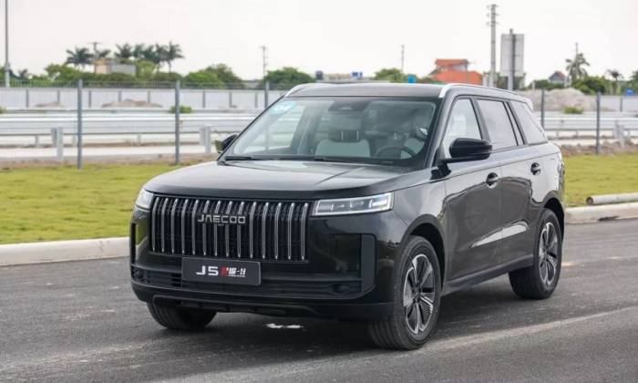 Phiên bản hybrid của J5 tại nhà máy của hãng ở Hưng Yên. Ảnh: Lương Dũng