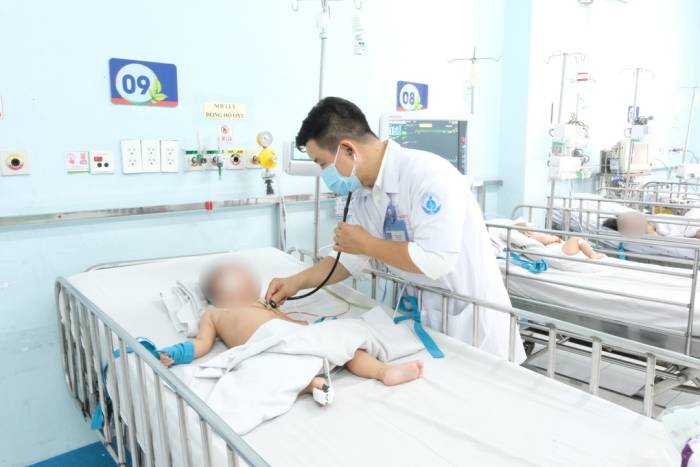 Bệnh nhi mắc tay chân miệng điều trị tại Bệnh viện Nhi đồng 1, TP HCM. Ảnh: Bình An