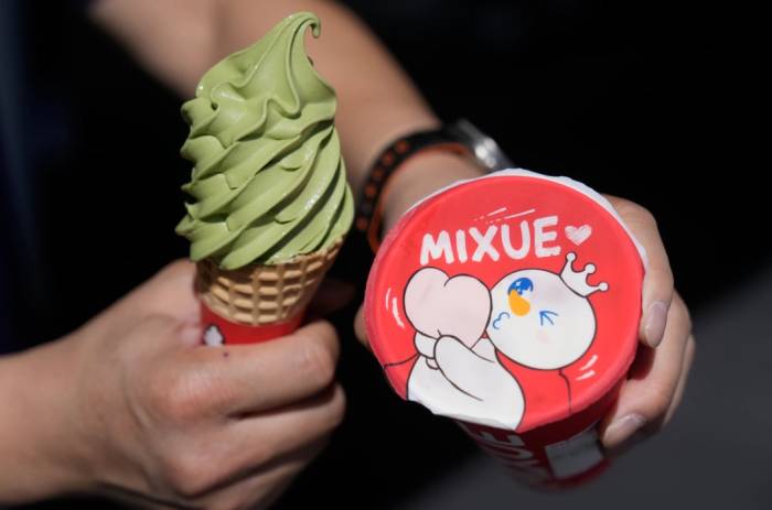 Khách hàng mua kem Mixue tại cửa hàng ở Sunnyvale (California) tháng 9/2026. Ảnh: AP